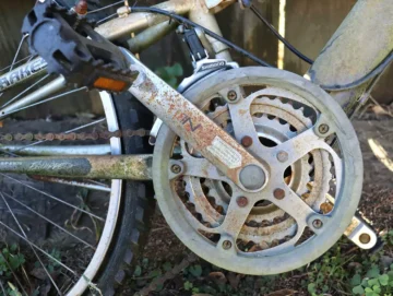 Jak założyć przednie koło w rowerze z hamulcami tarczowymi?