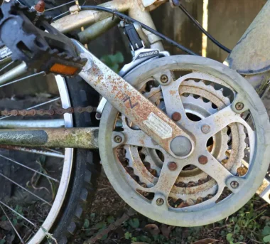 Jak założyć przednie koło w rowerze z hamulcami tarczowymi?