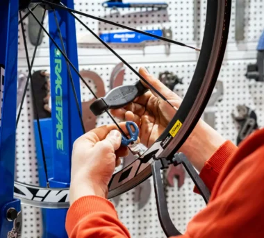 Jak zdjąć łańcuch rowerowy bez spinki?