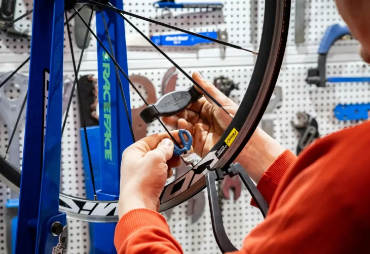 Jak zdjąć łańcuch rowerowy bez spinki?