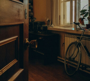 Dlaczego rowerzyści najczęściej niszczą futryny? Sprawdź, jak temu zapobiec