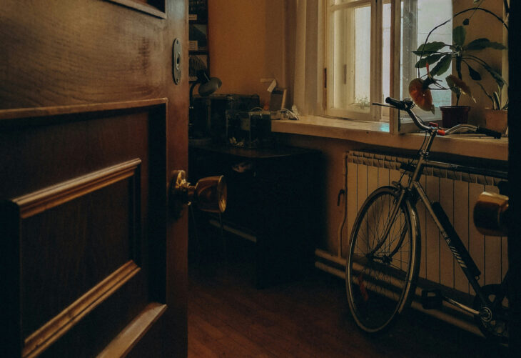 Dlaczego rowerzyści najczęściej niszczą futryny? Sprawdź, jak temu zapobiec